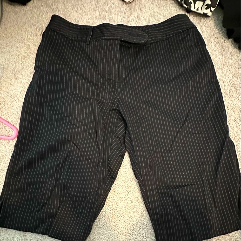 WORTHINGTON BLACK PINSTRIPE WALKING SHORTS EUC